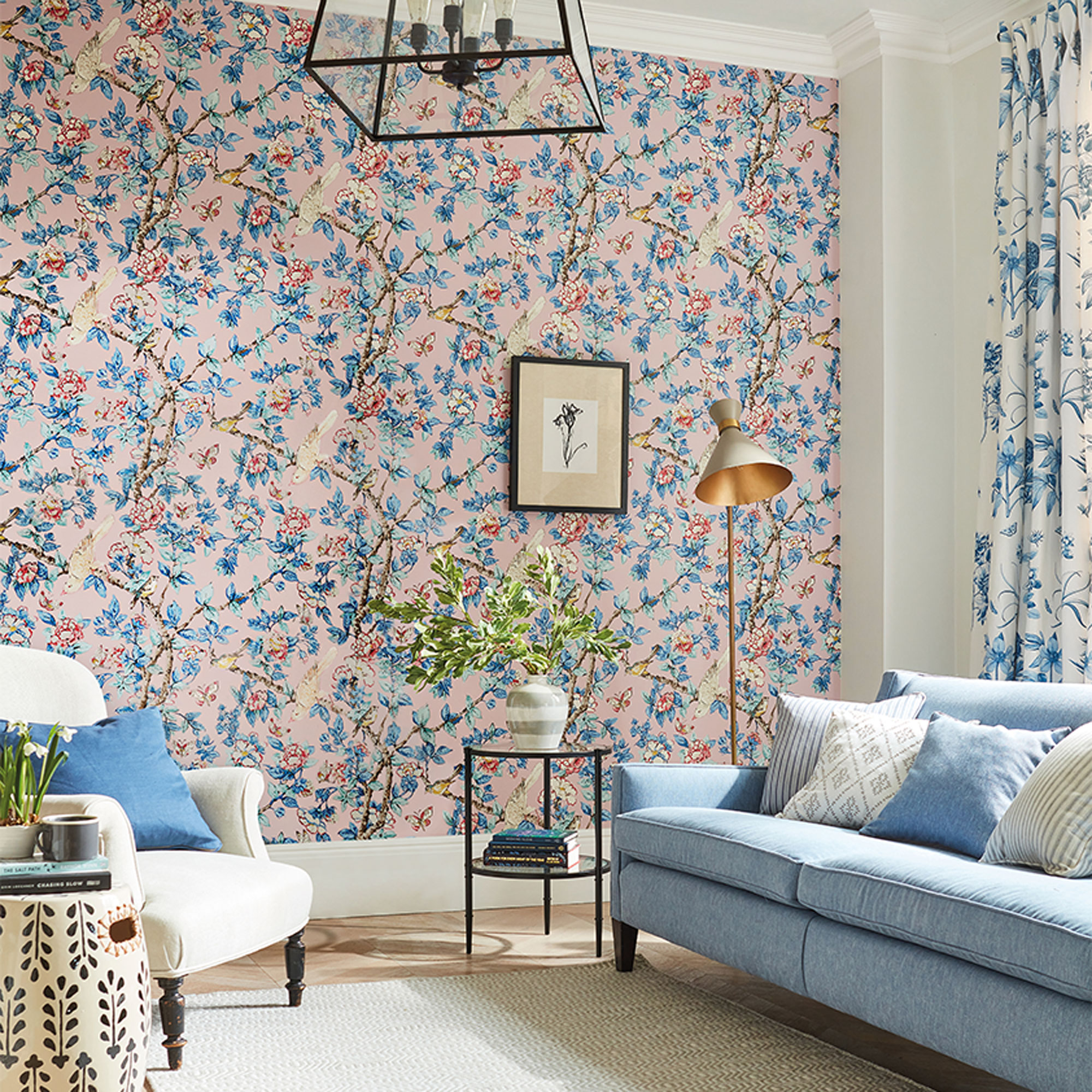ruang tamu dengan wallpaper bunga pink dan biru