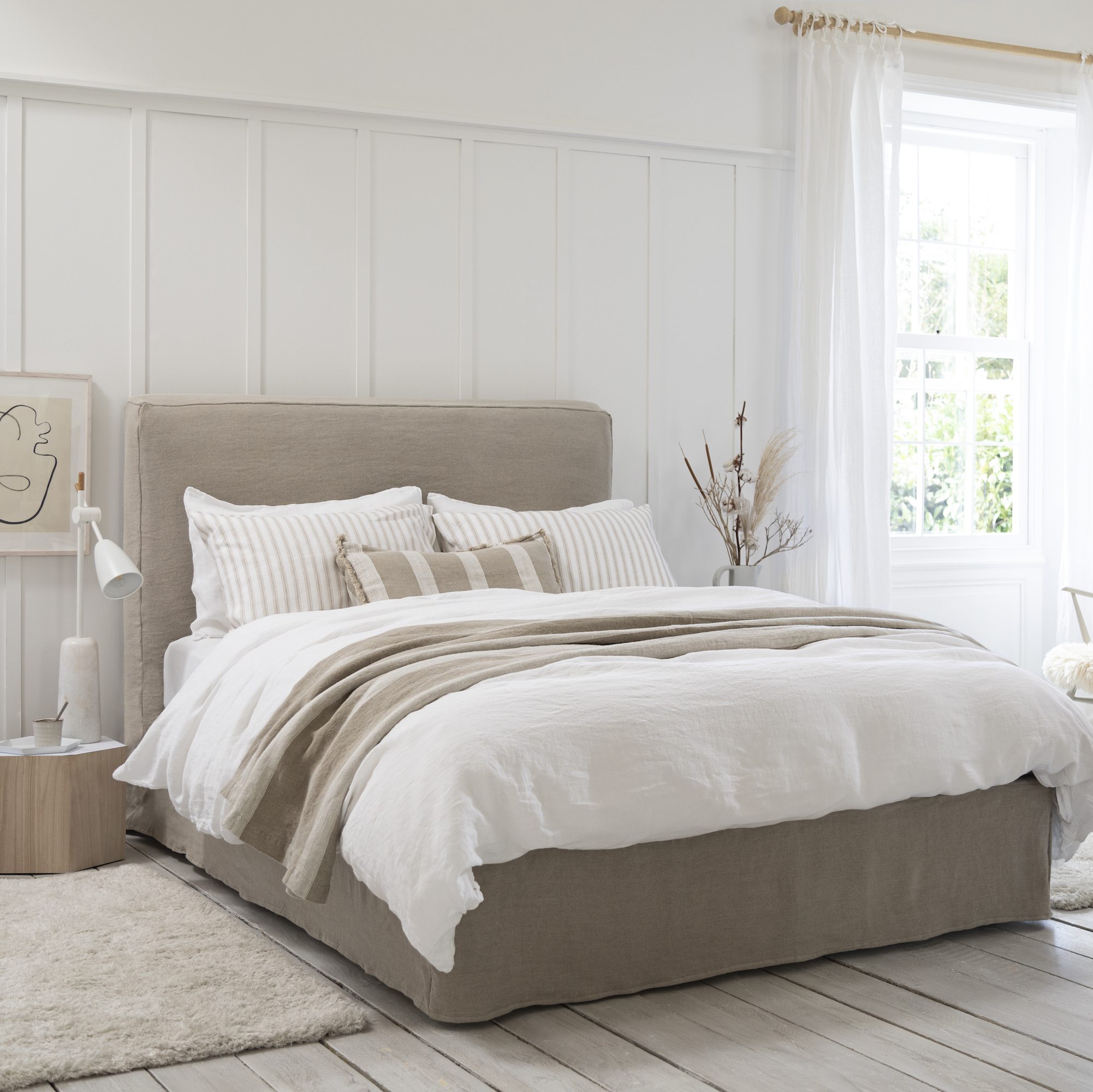 Kamar tidur putih dengan tempat tidur abu-abu