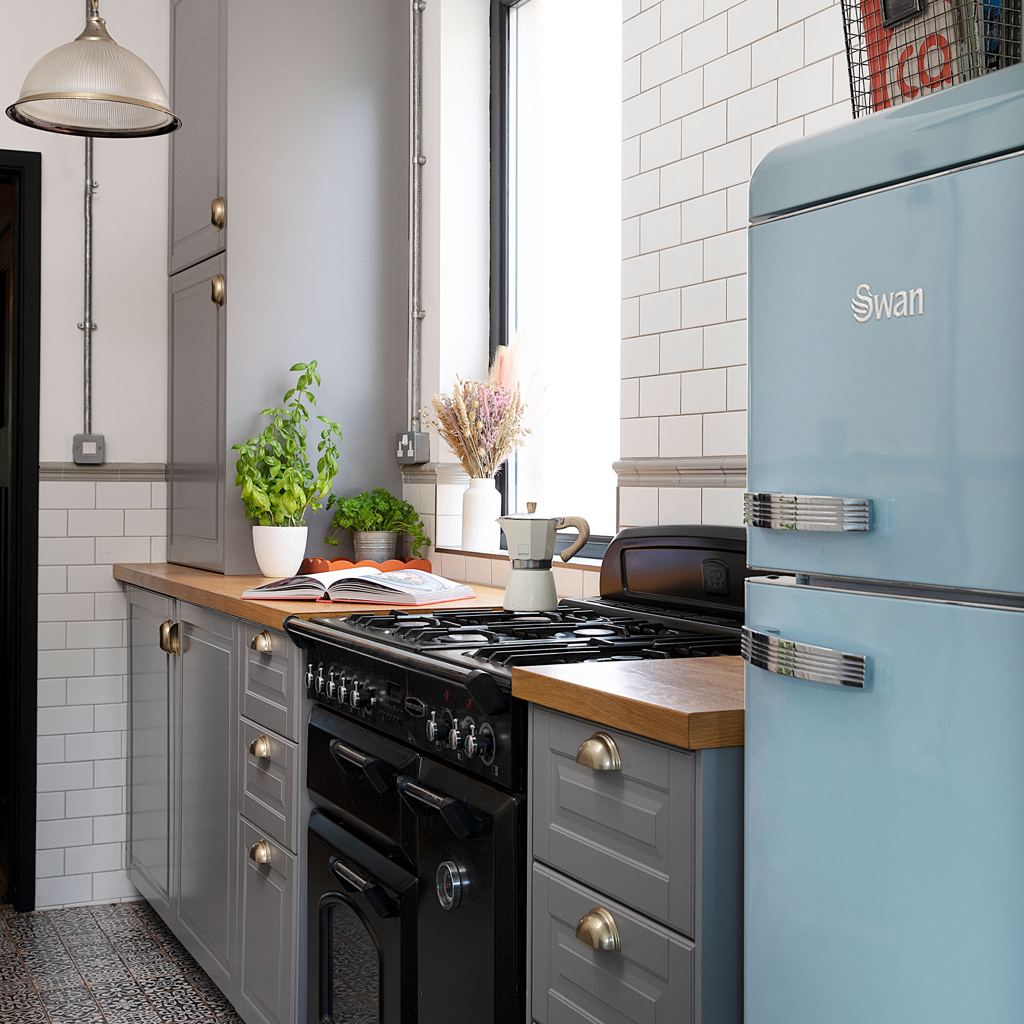 Dapur Grey Shaker dengan ubin kereta bawah tanah putih, meja kayu, kulkas dan kompor retro biru