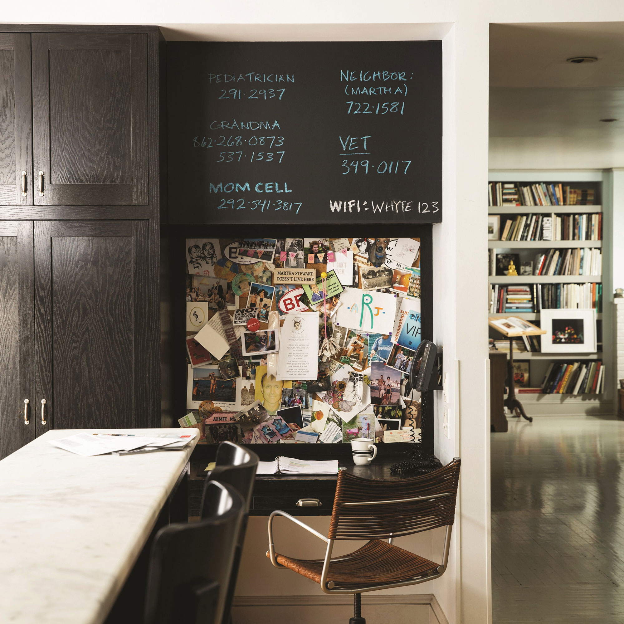 Kantor rumah di dapur dengan kabinet cokelat dan dinding cat kapur