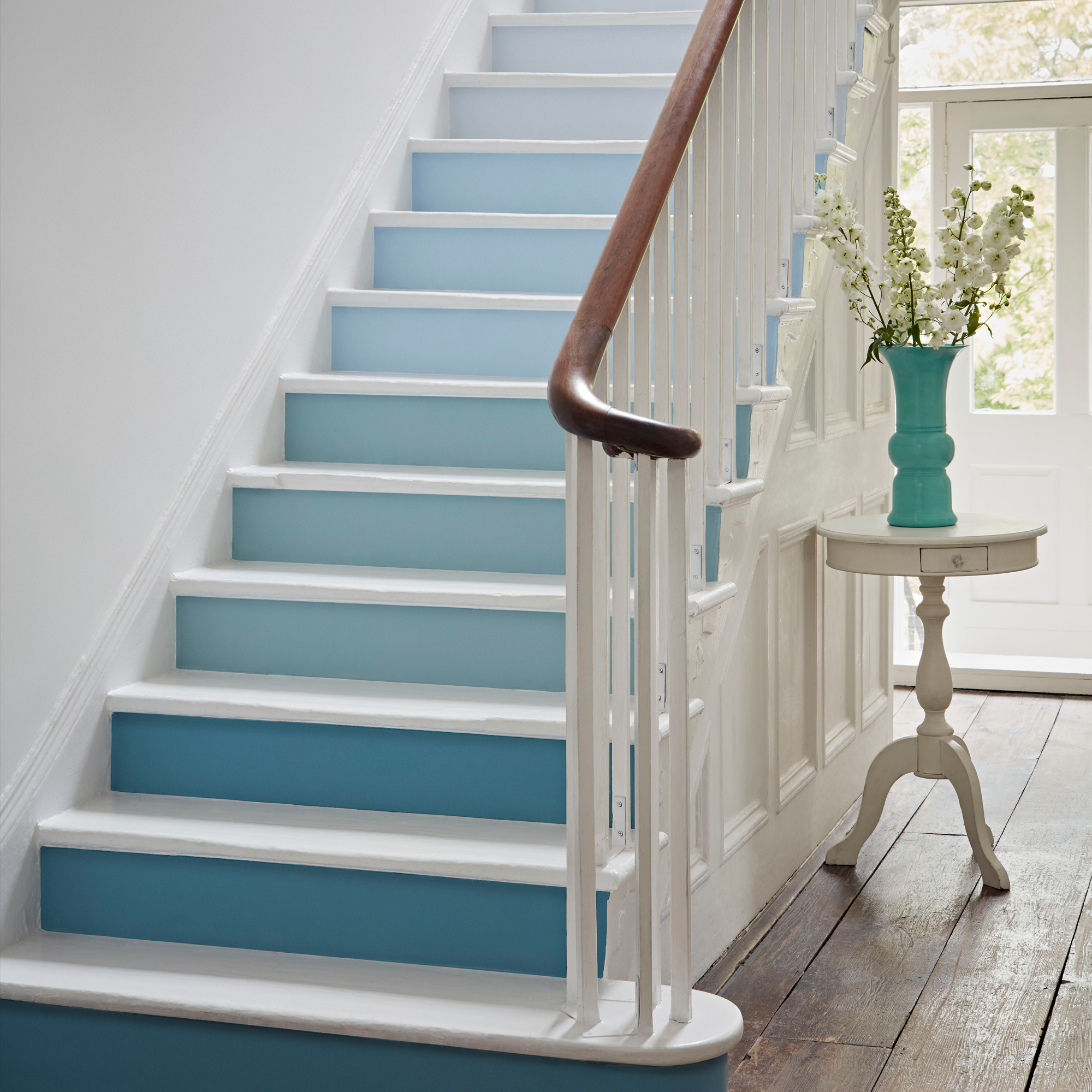 tangga dicat putih dan biru dengan gradien