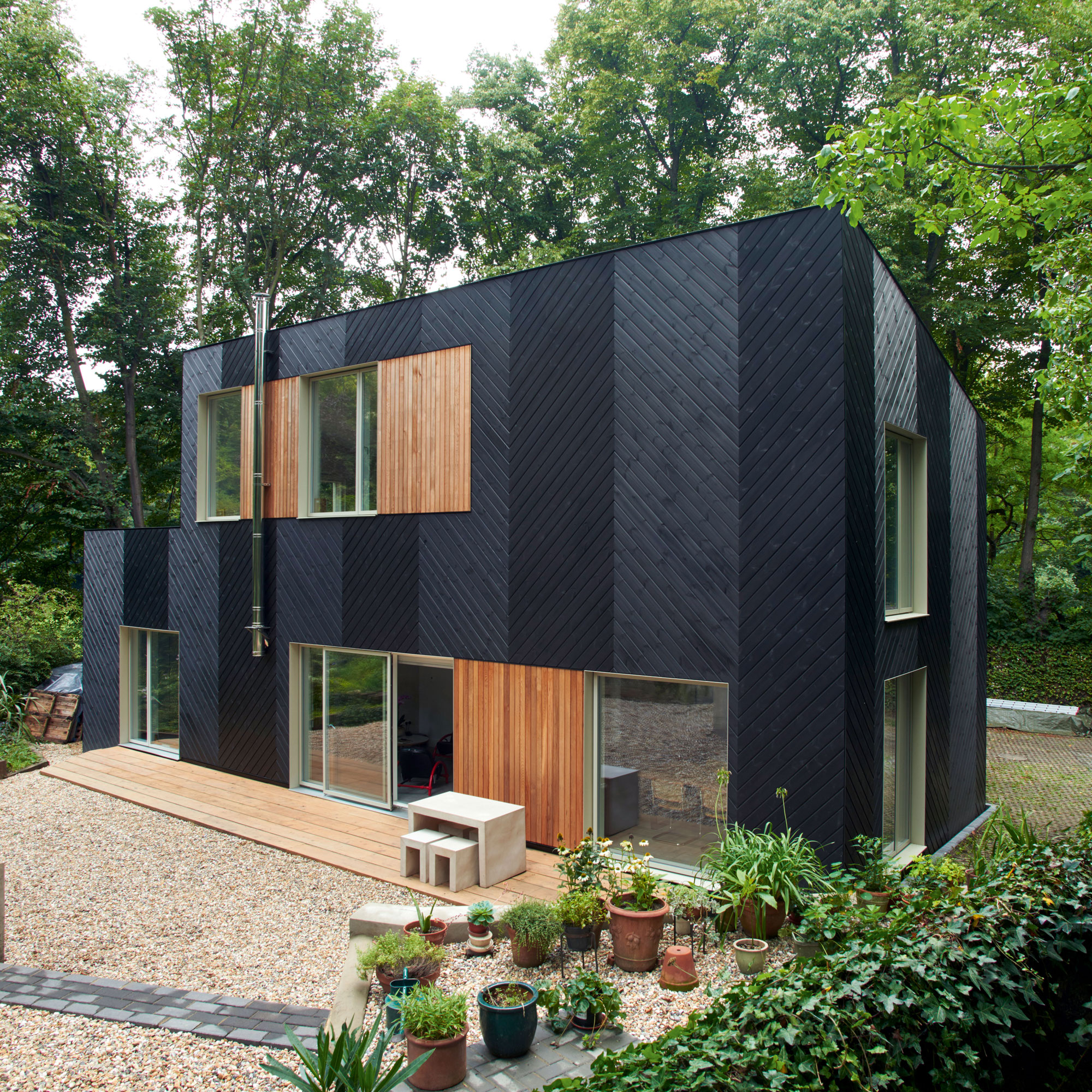 rumah prefabrikasi oleh Facit Homes dengan veneer kayu hitam
